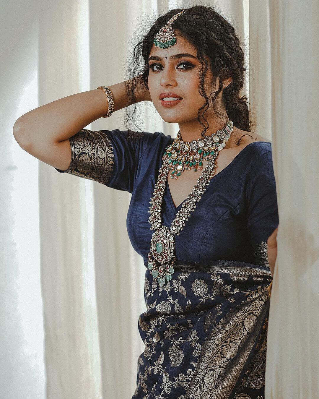 Faria Abdullah looks beautiful in a blue banarasi silk saree ...